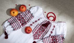 În ce moduri influențează sărbătorile naționale și locale cultura unei societăți