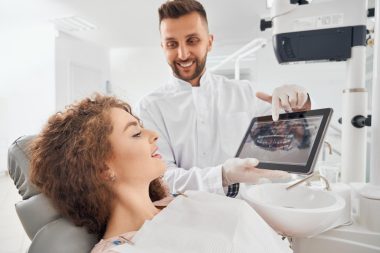Poate un laborator dentar online să fie la fel de apropiat de medic ca un laborator local