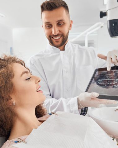 Poate un laborator dentar online să fie la fel de apropiat de medic ca un laborator local